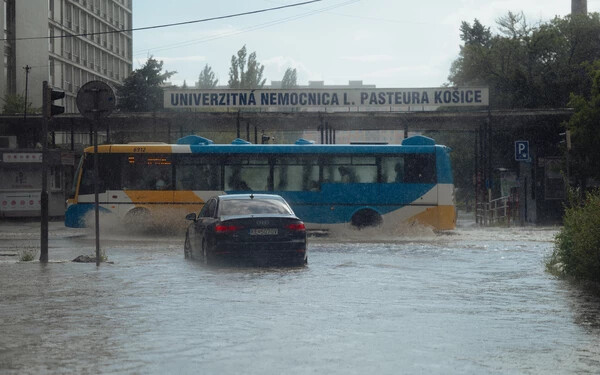 A keleti nagyváros több utcáját is elárasztotta a jeges víz