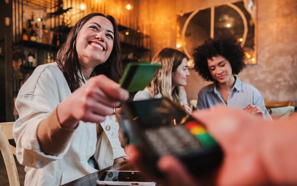 Az éttermekben már szinte alapelvárás, hogy a vendégek kártyával fizethessenek (Fotó: Shutterstock)