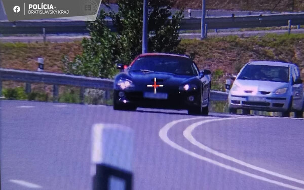 Meg se kottyant a bírság a Dodge Viper sofőrjének, akit gyorshajtáson kaptak