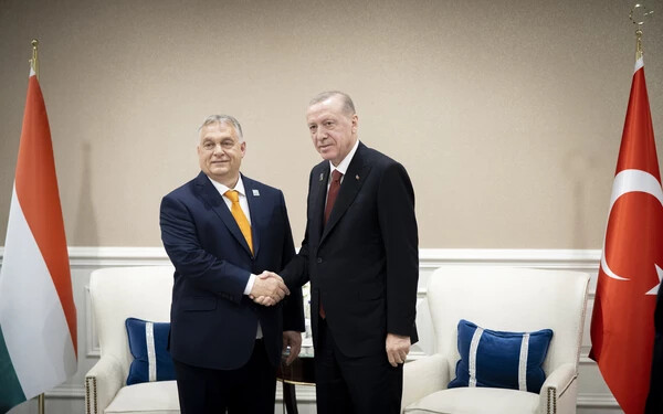 Orbán Viktor a „békemissziója” támogatását kérte a török elnöktől