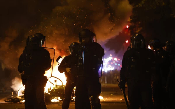 Óriási káosz és rohamrendőrök: lángokban állt Párizs a francia választás után