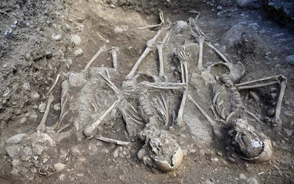 A csontvázakat a reneszánsz oszlop közvetlen közelében, mindössze néhány centiméterrel a föld alatt találták meg