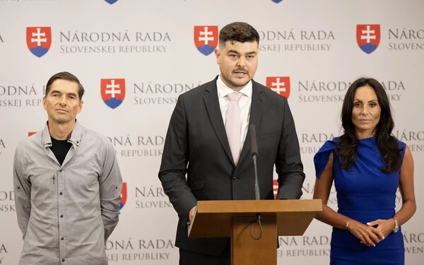 Miroslav Vytiska (balra), a trencséni kórház kardiológiai osztályának új főorvosa, Michal Plesník új kórházigazgató, illetve Zuzana Dolinková egészségügyi miniszter