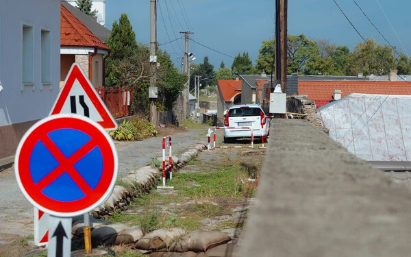 Az utcában továbbra is a korábban kirakott homokzsákok segítik a csapadékból származó víz elvezetését 