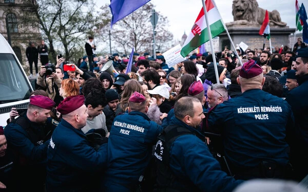 Az Alaptörvény 15. módosítása ellen tüntetnek Budapesten (FOTÓK)