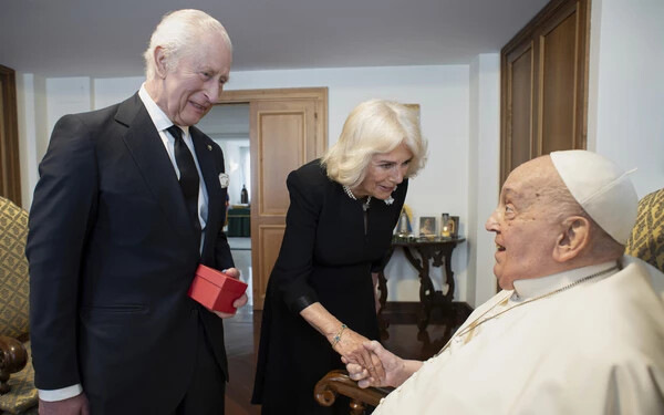 Találkozott a pápával a brit uralkodó és felesége