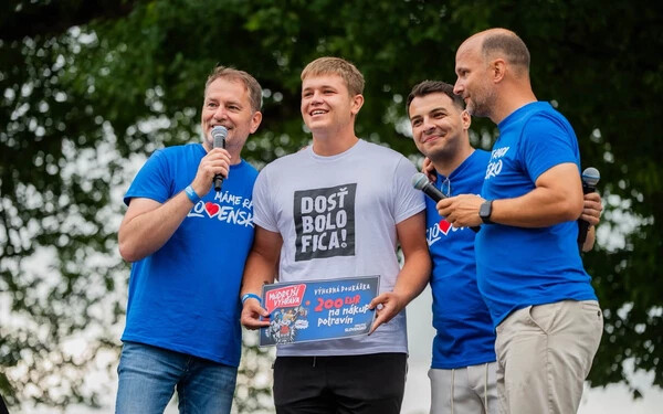 Matovič kampánykörútján 200 eurós élelmiszerutalványokat osztogatnak. Radoslav Štefančík politológus elmondta, ha ezt a párt pénzéből teszik, az problémákat vet fel, hiszen jogi értelemben még nem kezdődött el a választási kampány