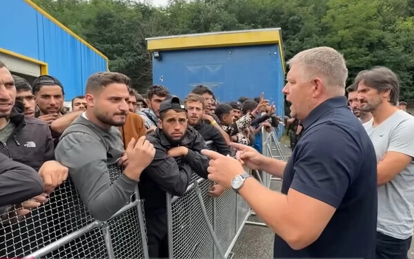 Robert Fico 2023 szeptemberében olyan videókkal jelentkezett a közösségi médiában, amelyekben kordonok mögött álló menekültekkel vitatkozik. Magyar Péter hatalomra kerülése óta azonban egyre kérdésesebb, hogy valódi migrációs hullámról vagy pedig a Smer é