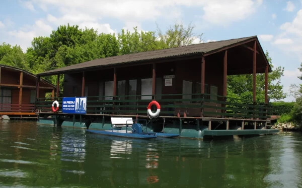Szlovák Bora Bora? Már a víz felszínén is megszállhatunk a Széles-tónál 