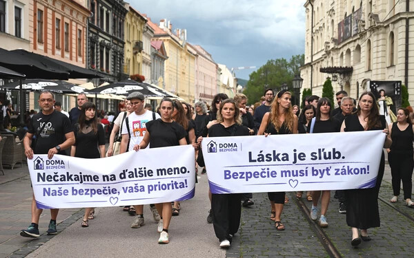 tasr-kassa-felvonulás-nőgyilkosság