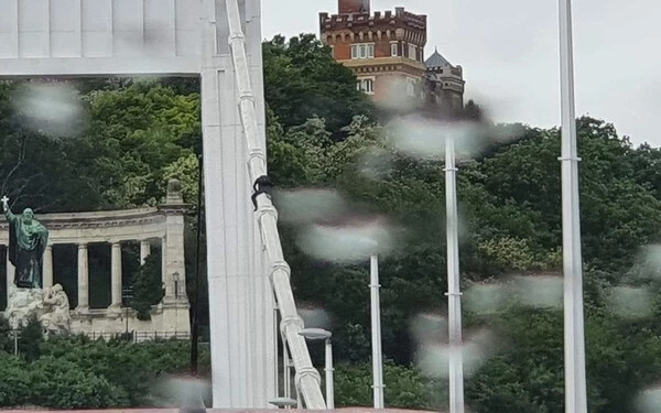 VIDEÓ: Felült valaki az Erzsébet híd pillérére