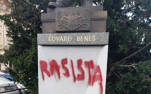 A „rasszista” és „tömeggyilkos” szavakat írta fel valaki Edvard Beneš prágai szobrának talapzatára