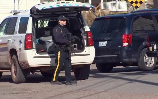Rendőrnek öltözött férfi gyilkolt meg legalább 16 embert Kanadában