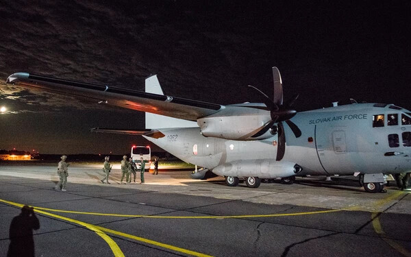 A légierő Spartan típusú szállítógépe csütörtökre virradóra szállt le az egyik szlovákiai légi bázison a Kabulból kimenekített személyekkel ⋌(Felvétel: facebook.com/ozbrojenesily)