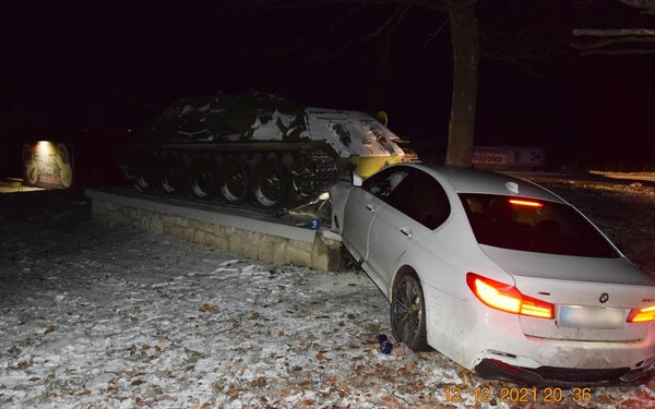 A BMW típusú gépjármű megcsúszott és az út mentén kiállított tanknak ütközött 