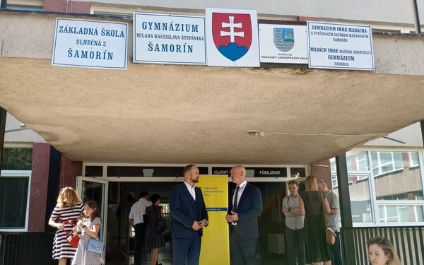 Branislav Gröhling (SaS) oktatási miniszter és Jozef Viskupič (OĽaNO) személyesen adta át a helyi gimnázium épületében induló új szlovák tanítási nyelvű alapiskolát.