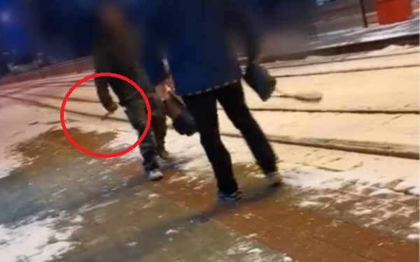 VIDEÓ: Késsel fenyegetőzött egy 30 éves férfi a pozsonyi villamosmegállóban