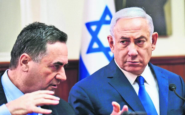 Jiszráel Kac (balra) Benjamin Netanjahuval. A Kac és a Ganz család viszonya ma sem felhőtlen – Kfar Ahimban sem.