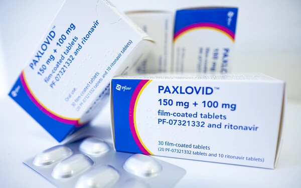 A minisztérium szerződést kötött a Pfizerrel a Paxlovid nevű készítmény megvásárlásáról, augusztusban 25 ezer adag érkezik az országba
