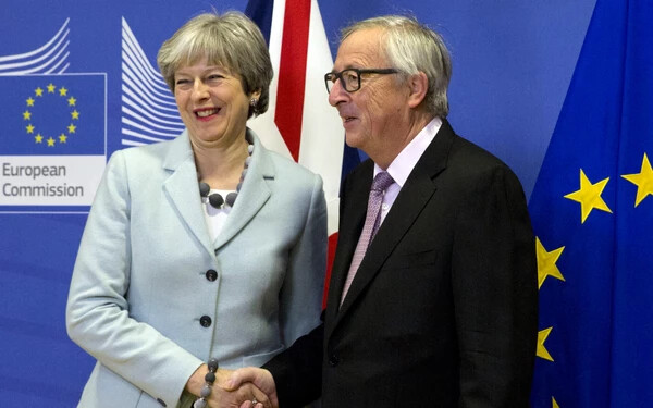 Theresa May és Juncker