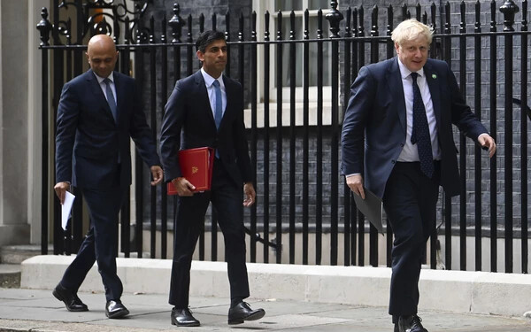Lemondott a brit pénzügyminiszter és az egészségügyi miniszter