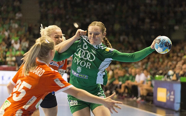 A győri Anne Mette Hansen (j) a női kézilabda Bajnokok Ligája negyeddöntőjének 2. fordulójában