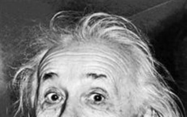 A mindig kócos Einstein gyengéi: a gomba, a tükörtojás és az eper