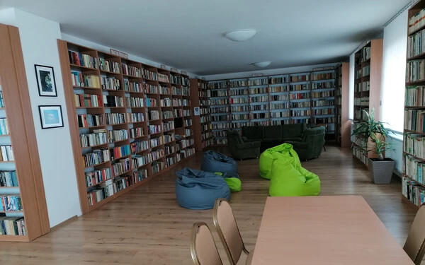 Már csak az olvasók hiányoznak a könyvtárból (Kép: Restár János)