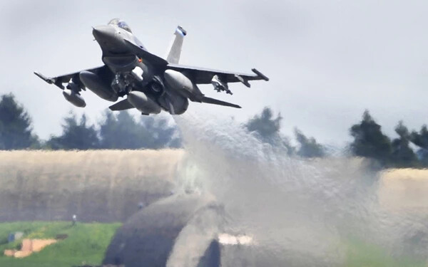Felszálló F-16-os vadászrepülőgép (TASR-felvétel)