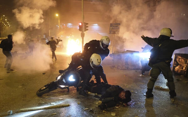 Erőszakba torkollott a görög fővárosban a rendőri erőszak elleni tüntetés