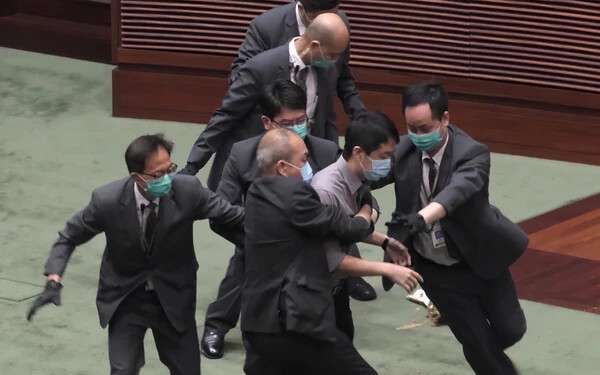 Őrizetbe vettek három ellenzéki politikust Hongkongban