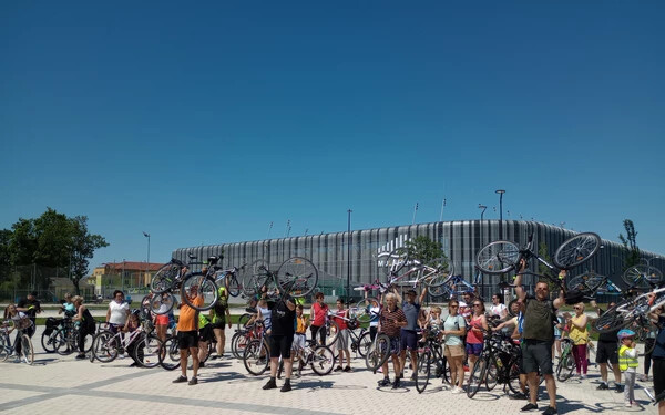 A critical mass mintájára a résztvevők a fejük felé emelték a biciklijeiket (a szerző felvétele)