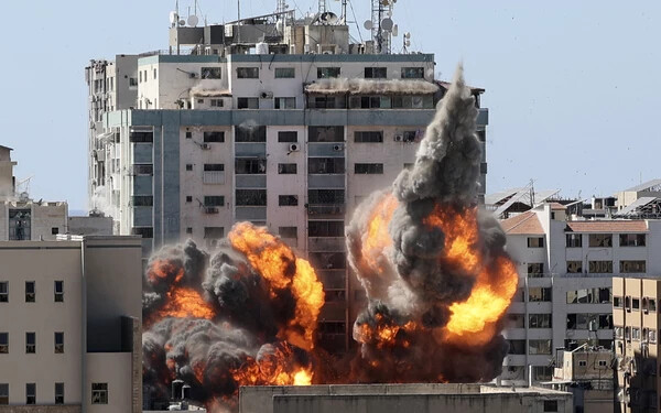 VIDEÓ: Sajtóirodáknak otthont adó toronyházat döntött romba egy izraeli légi csapás a Gázai övezetben