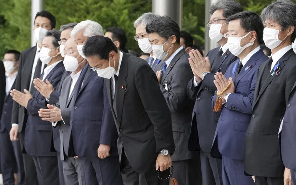 Japánban búcsút vettek a meggyilkolt volt miniszterelnöktől