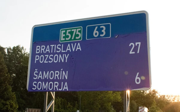 Az aktivisták óriásmatricával kétnyelvűsítették a közlekedési táblát (Fotó: Kétnyelvű Dél-Szlovákia)