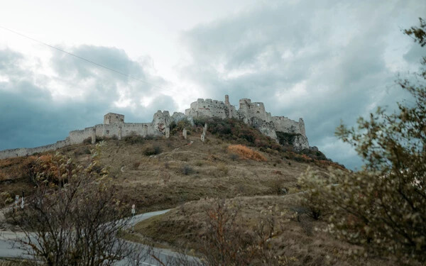 A várat máig is rengeteg külföldi, köztük sok magyarországi turista is látogatja