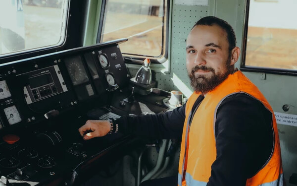 Slivka László mindössze hat éve dolgozik mozdonyvezetőként, de nagyon élvezi a feladatát 