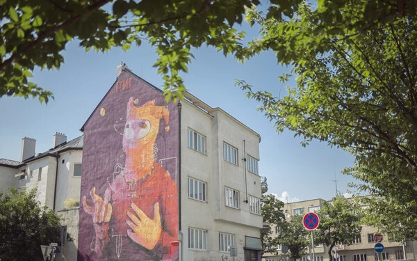 Több tucatnyi falfestmény és grafika díszíti a város épületeit