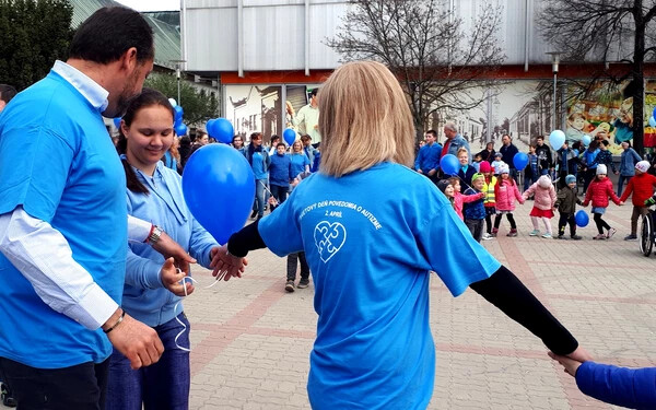 Az autizmus világnapját ünnepelték ma Érsekújvár főterén