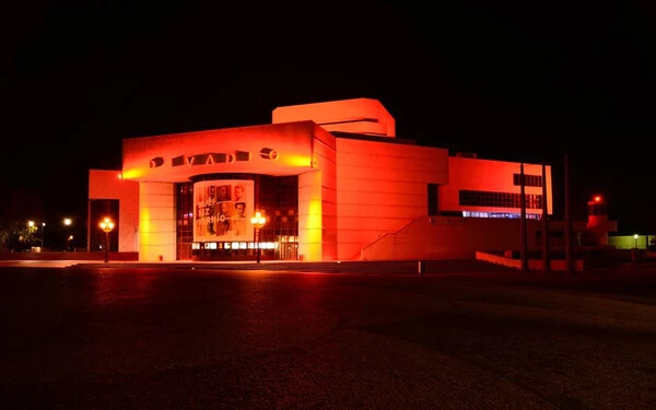 Pénteken este az ország több városában is piros fénnyel világítotják meg az épületeket (Képarchívum) 