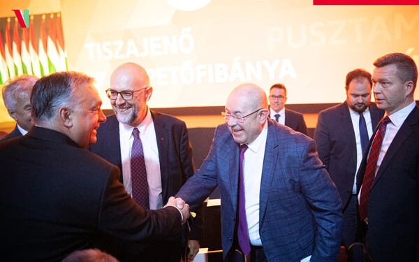 A Fidesz kongresszusán a határon túli pártok vezetői is jelen voltak. Orbán Viktorral a vajdasági Pásztor István fog kezet, mellette Forró Krisztián. Kelemen Hunor (RMDSZ) pedig a kép bal oldalán látható (Orbán Viktor Facebook-oldala)