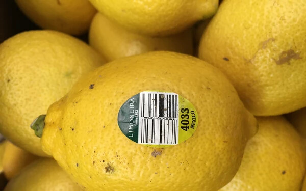 Valóban génmanipulációra utal ez a bolti gyümölcsökön található számsor?