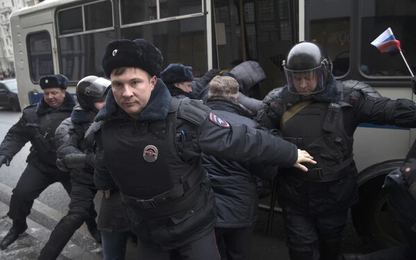 Navalnijt éppen a buszra tuszkolják fel a rendőrök