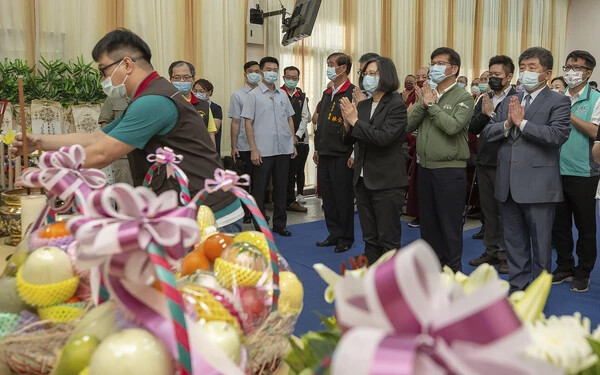 Az egyik legsúlyosabb vasúti katasztrófa áldozatait gyászolták Tajvanon