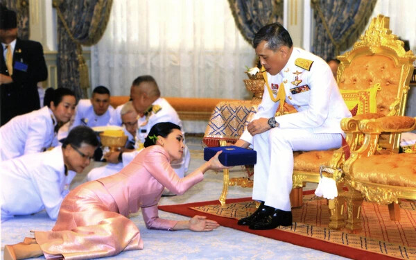 A thai király és leendő felesége