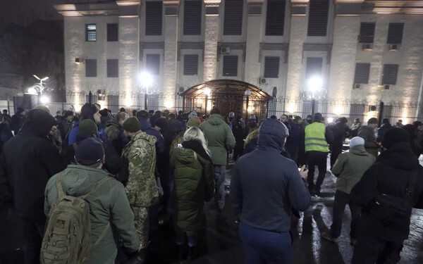 Ukrán aktivisták gyülekeznek az orosz nagykövetség épülete előtt Kijevben