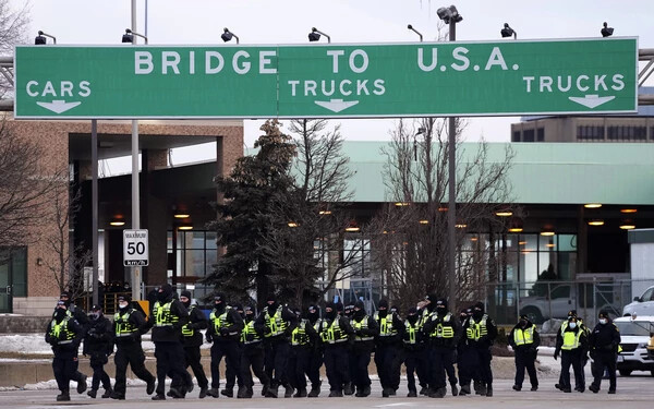 Kiszorították a tüntetőket a kanadai-amerikai határhídról, de az továbbra is le van zárva