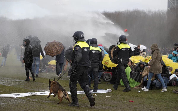 koronavírus elleni tüntetés Hollandia