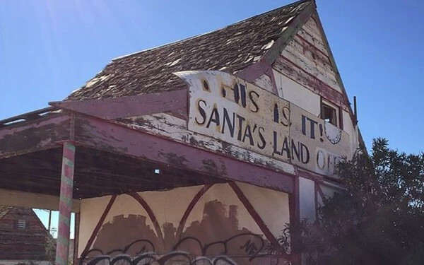 Elhagyatott karácsonyi falu áll a semmi közepén Amerikában