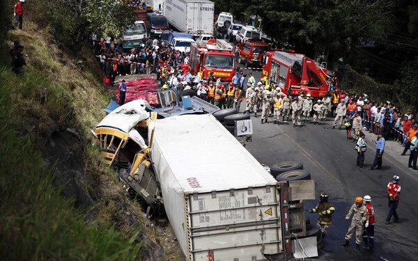Brutális buszbaleset Hondurasban